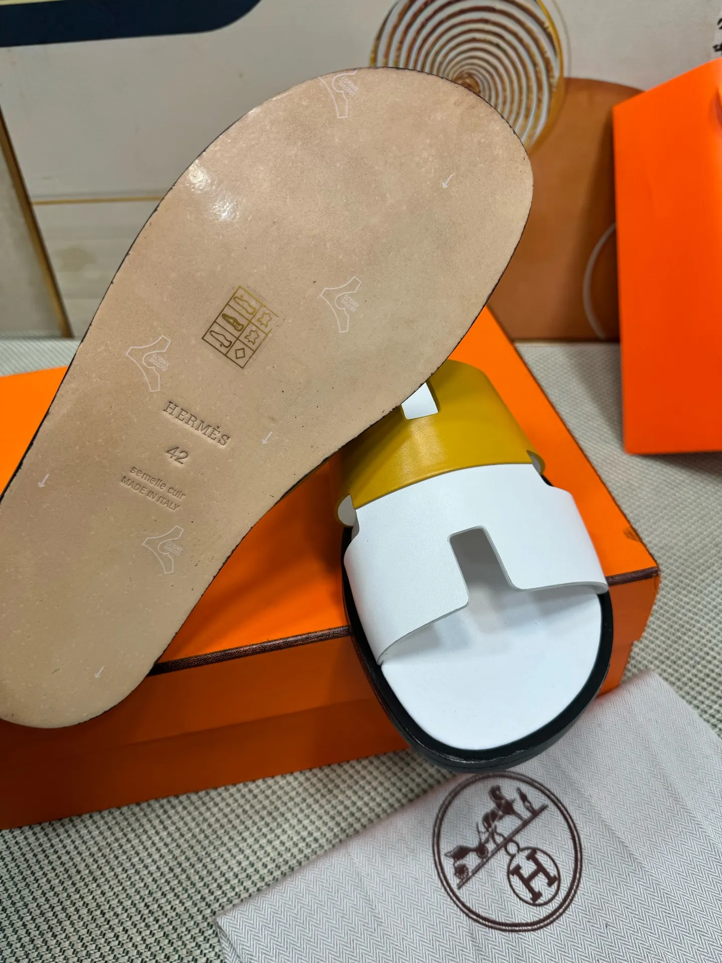 👟👟Ex-factory price 560👟👟 "HERMES" [Classic Original Version] Hermès; Top 🔝 Purchasing Agency 🔍🔍 Men's Latest 🇺🇸 Counter Sales Simultaneously, Original Imported from Italy: Silk Cowhide · Prominent (High-end · Nobility · Grade) Exquisite Workmanship (Italian 🇮🇹 Imported Water Dye Brand Wear-resistant ultra-thousand leather feet) Soles: Original soles specially provided by the original factory, ⚠exclusive double-layer movable rubber molded outsole; super comfortable, wear-resistant, non-slip, environmentally friendly🌳🌳🌳, real photos taken🎬The real ones are more beautiful🔍🔍 (high quality, single goods), you can enter and exit the counter at will* Code number: 38·39·40·41·42·43·44# (45# can be customized) (46 47➕30 customization is not returnable) Welcome to place an order...☕